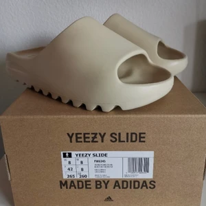 Yeezy slides - Säljer min slides pga av för liten storlek. Bra skick, svin sköna och passar bra till sommaren. Fråga för mer information och bilder. Färg Bone