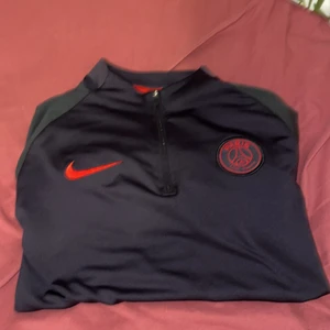 Nike drill top - Psg drill top från nike säljer pågrund av att dene för liten modellen är slut över allt och går inte att hitta någon stans 