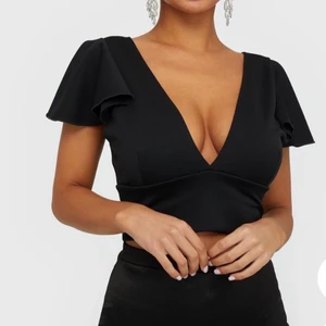 Super snygg fest topp - Så snygg och bekväm topp från Nelly. Använd två gånger och har även sytt lite framtill för att den va väldigt djupt urringad. Går enkelt att sprätta upp eller behålla då det inte syns. 