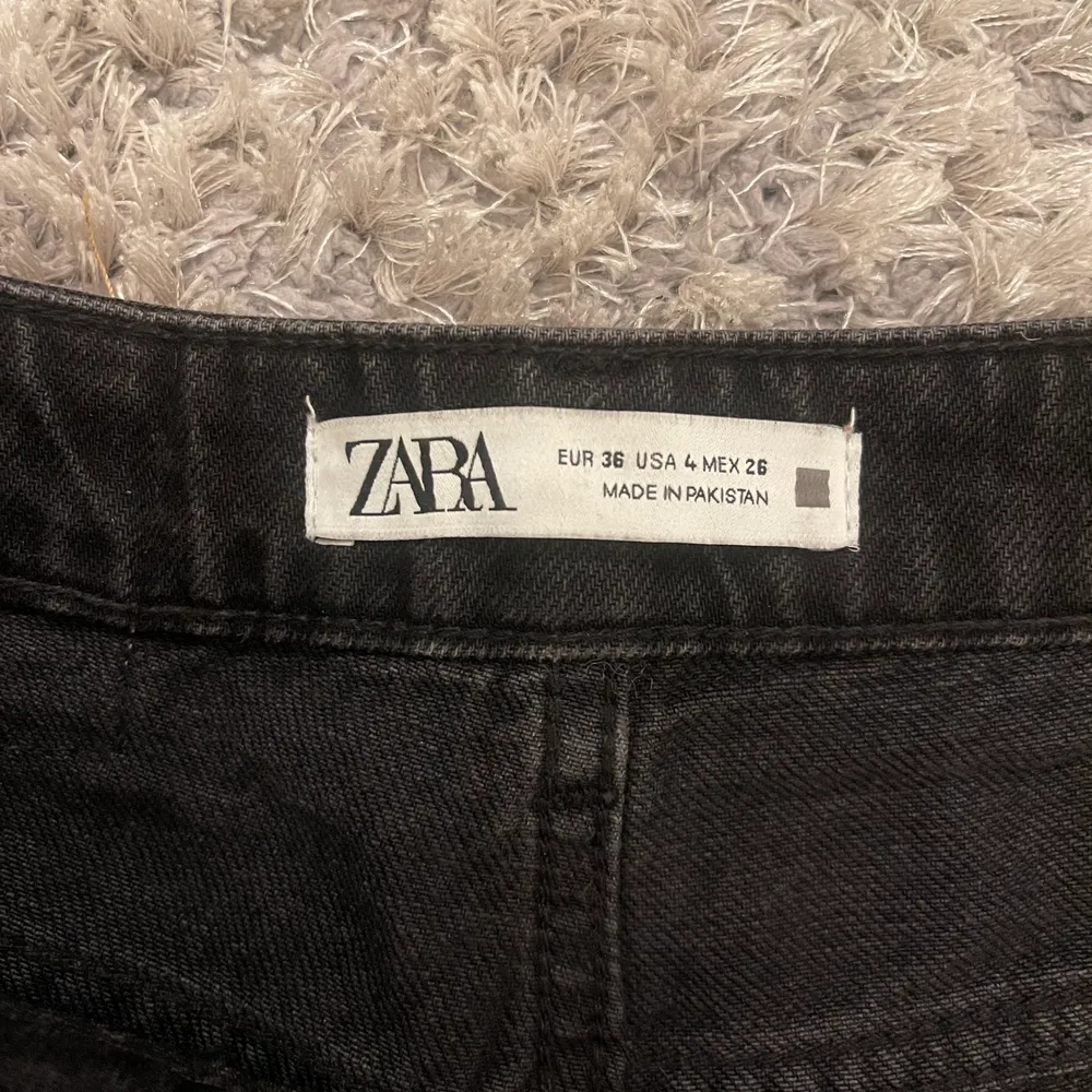 Säljer mina slim jeans från zara som är i fint skick. Skriv privat för fler bilder💕 köparen står för frakten.. Jeans & Byxor.