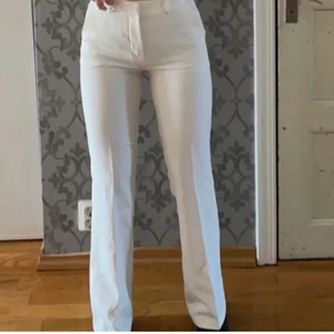 KOSTYMBYXOR BIKBOK - Vita kostymbyxor från Bikbok i strl 36. Bilden är lånad eftersom de tyvärr är för små för mig💖