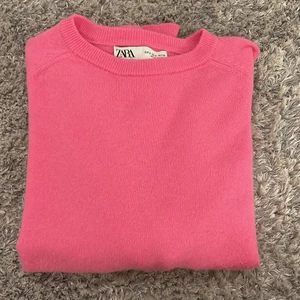 Zara tröja   - Säljer min zara tröja då den har blivit för liten💕 Endast använd ett fåtal gånger, mycket fint skick. Skriv privat för frågor. Köparen står för frakten💕