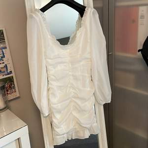 Ny vit klänning, köpt hos Nelly. Storlek xs. Pris 250 eller bud, köpare står för ev frakt!💗