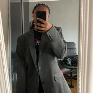 Grå oversized kavaj - Säljer denna snygga gråa kavaj som köptes på zara man. Aldrig använd och i perfekt skick. Säljer då jag inte får användning för den💓