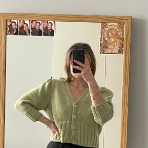 Trendig stickad grön kofta - Stickad ljusgrön kofta med diamantknappar från zara. Använd ca 2 gånger.