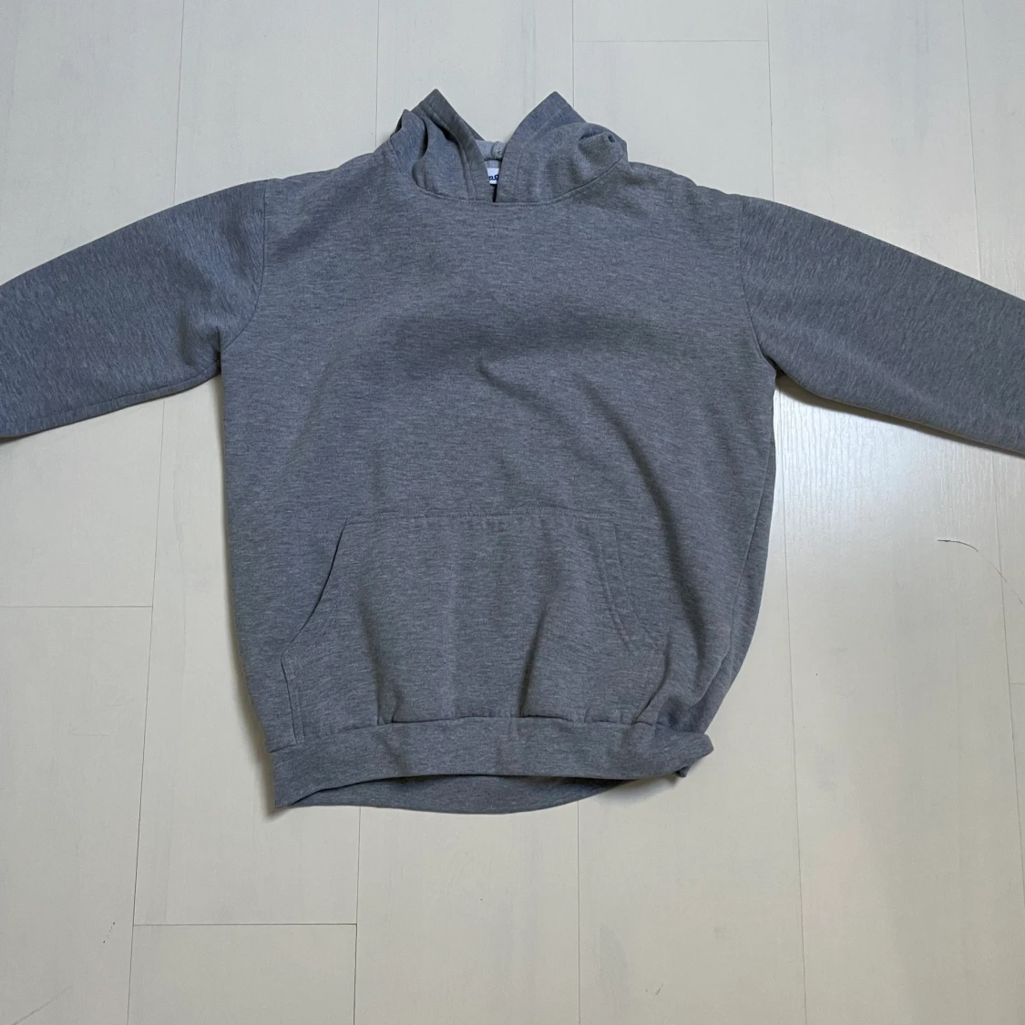 Grå hoodie