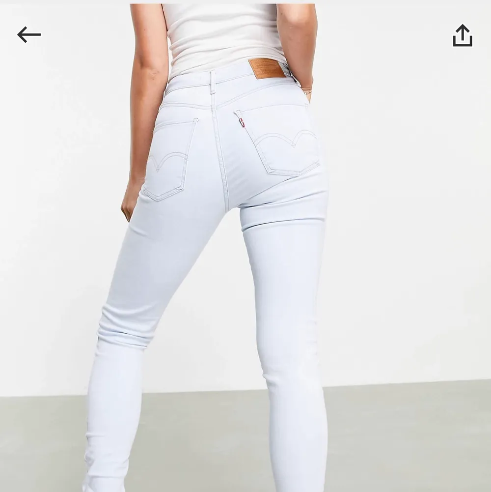 Super sköna Levis jeans som inte kommit till användning för mig!🤍 väldigt stretchiga och sköna!. Jeans & Byxor.
