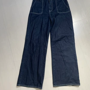 Jeans med vita stygn - Väldigt bekväma och unika