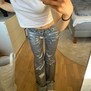 Silvriga byxor från Zara - Ascoola byxor från Zara som passar utmärkt på fest eller till en cool vardags outfit! Säljer dem då dem inte riktigt kommer till användning längre😊 Endast använda några fåtal gånger, men finns lite tecken på användning på en av bakfickorna. Sitter perfekt på mig som är 170 och brukar ha 34/36 i storlek på jeans! Kan mötas upp i Stockholm, annars tillkommer en frakt på 66kr💞