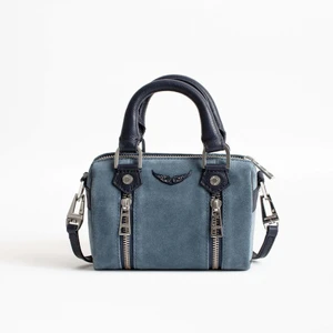 Zadig et Voltaire väska - Säljer min Zadig et Voltaire mocka väska eftersom den inte blir använd ❤️ OBS! Scratch på «beltet». Nypris ca 4000kr, men säljs för 2500kr+post (kan diskuteras). PS: Jag är norsk och förstår svenska, men kommer svara på norska eller engelska