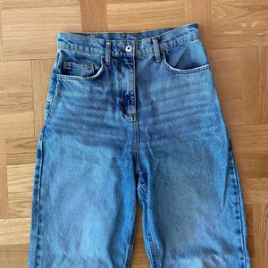 Långa jeans  -   Garderobsrensning!☀️ Säljer min fina och långa(!!) högmidjade raka jeansen från Asos som till och med är långa på mig som är 177 med långa ben. Måste tyvärr sälja då de blivit för små i midjan
