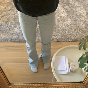 Snygga zara jeans med slits  - Jeans storlek 32 från zara. De har slits och ett hål vid ena knät. Dem är lite bootcut men mest raka i benen. Jag älskar dem men de har tyvärr blivit för små