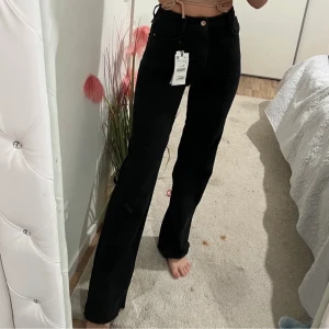 Zara jeans - Zara jeans i storlek 34, som är helt slutsåld på Zaras webbplats. Jeans är helt ny och oanvänd, prislapp sitter kvar. Jag är 1,64cm! 💕✌🏻