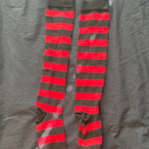 Knä strumpor - Säljer dessa knä strumpor! Säljer dem för 30kr+frakt. Storlek:37-39