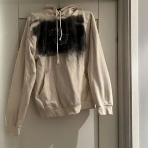 Cool hoodie med tryck - Köpte denna hoodie av en kille på plick som hade målat trycket själv. cool men tyvärr inte fått mycket användning. Storlek är S men passar M och XS med.  📦🤎