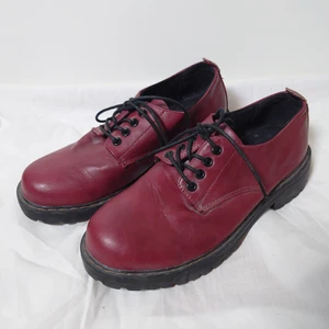 Vinröda lågskor - Vinröda lågskor med tjock sula, endast använda ett par gånger🌱