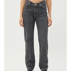 Weekday jeans🙌🏻 - Säljer ett par snygga jeans från weekday. Modellen är twin jeans, mina är däremot svarta. Knappt använda! Storlek: 32/30 Kom privat för fler bilder, priset kan diskuteras!❤️‍🔥