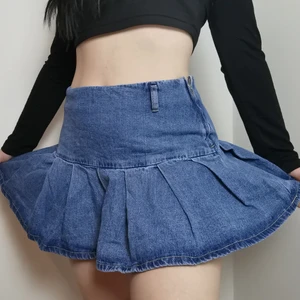 Jeans kjol - Oanvänd jeans kjol. Den är kort!