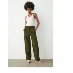 Zara byxa - Säljer dessa gröna byxor från zara i storlek 36. Köpte två par därav säljer jag dessa. Super fina. Slut online 