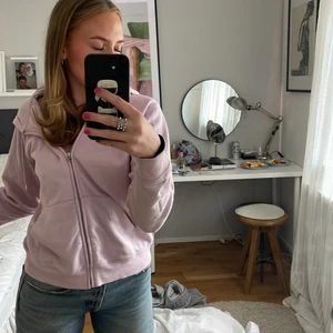 Sip-hoodie - Säljer denna tröja i en fin rosa färg. Storlek l men den sitter fint iversized på mig som har s. Bra skick! 
