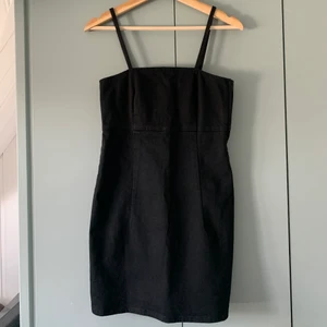 Zara jeansklänning  - Svart jeansklänning från zara som passar till allt! Kan passa S också. Kan mötas eller så står köparen för frakten 