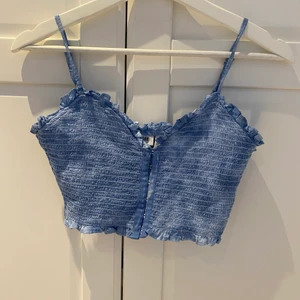 Blå topp - Blå topp från WEEKDAY, aldrig använd💕perfekt till sommaren