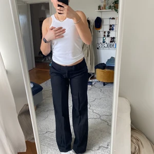 Linnebyxor - Svarta linnebyxor. Perfekta till vår o sommar. Lågmidja. Storlek m men passar mindre. Jag är 167 för referens. Pris inklusive frakt!!❤️❤️❤️