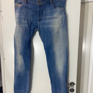 Snygga raka jeans från Diesel  - Skitsnygga diesel jeans som är helt raka i benen. Dem ligger snyggt på skorna och det är exakt sånna jeans man vill ha Storlek W38 L32