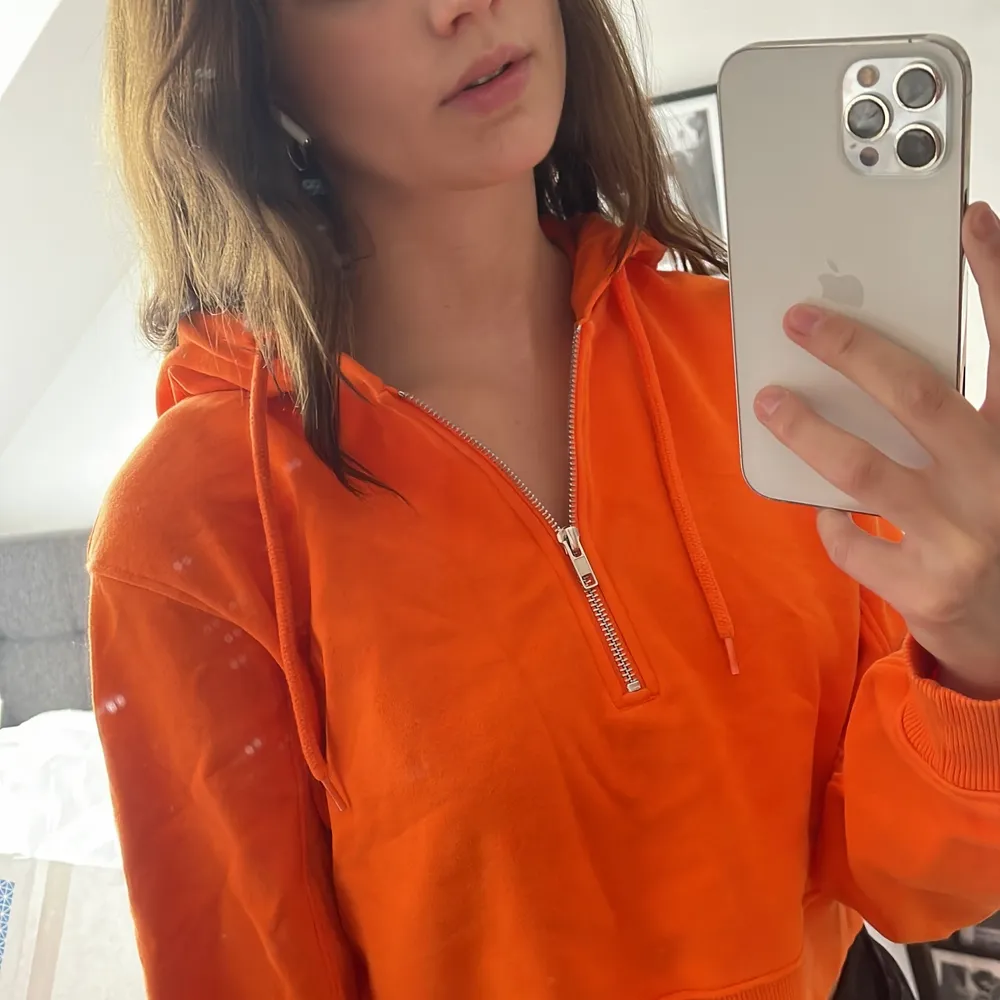 Orange croppad hoodie från weekday, nypris 299💕nyskick. Hoodies.
