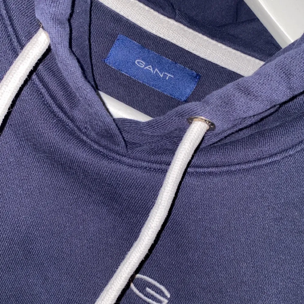 Säljer min knappt använda Gant hoodie, bara legat i garderoben. Den är mörkblå och är storlek XS. Köpt på Zalando. Hoodies.
