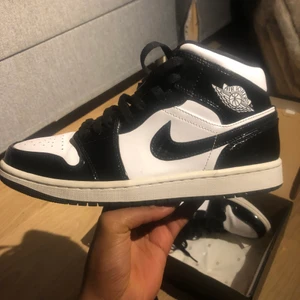 Jordan 1 mid carbon fibre - Jordan 1 mid carbon fiber i storlek 42. Skorna har bara änvants 3 gånger.  Köptes från footlocker. Meetup i Stockholm funkar