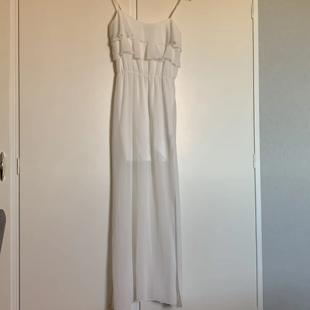 Lång vit klänning med slits från bikbok. Köpt för flera år sen men knappt använt den. . Klänningar.