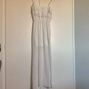 Lång vit klänning med slits från bikbok. Köpt för flera år sen men knappt använt den. 