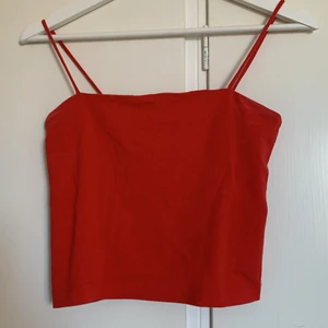 linnen x3 - 3 linnen från gina tricot. Den röda är strl S, den gula är strl M och den rosa är strl S. Säljer alla för 50 kr totalt