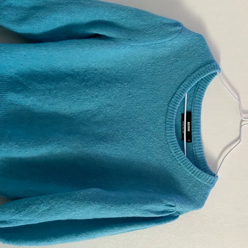 Säljer denna blåa stickade tröja från bikbok. Nästan helt oanvänd, nypris 500kr💕💕. Stickat.