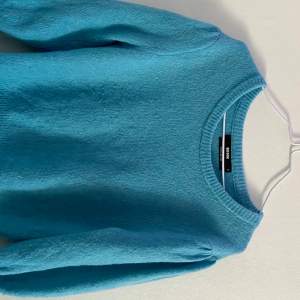 Säljer denna blåa stickade tröja från bikbok. Nästan helt oanvänd, nypris 500kr💕💕