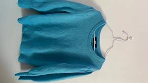 Säljer denna blåa stickade tröja från bikbok. Nästan helt oanvänd, nypris 500kr💕💕