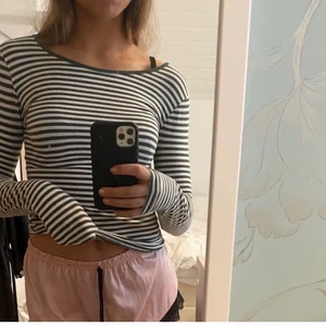 Randig tröja  - Lånade bilder! Grå tröja som jag säljer då den aldrig kommit till användning! Den är köpt här på plick! Sto xs men är otroligt elastisk så den formar sig efter kroppstyp.