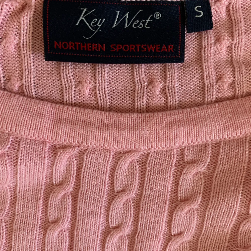 En tröja i en fin rosa färg. Använd några gånger. Är i väldigt bra skick. Väldigt mjukt material på tröjan. Vet ej var den är köpt (Key West, northern sportswear). 90kr + frakt . Tröjor & Koftor.