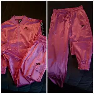 Nike sett I en otroligt fin rosa färg. Storlek på byxorna är S och jackan är storlek XS. Endast använda I danstävling så absolut i ny skick. 