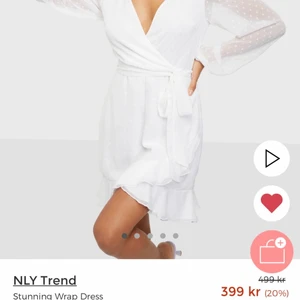Vit klänning  - Säljer en helt ny vit klänning med prislapp kvar i storlek 38 men den är mer som 36😊 nypris:499kr. Den är slut såld på hemsidan!
