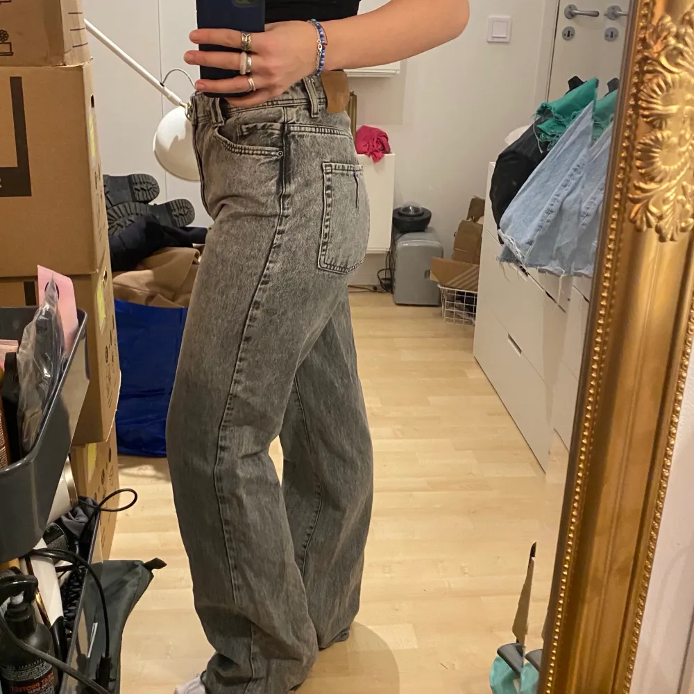 Säljer dessa gråa jeans från Zara i storlek 38 då dem tyvärr är för långa för mig, jag är 168cm! Säljer dem för 200kr!. Jeans & Byxor.