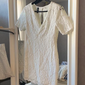 Vit klänning med spets! - En gullig klänning som passar perfekt till sommaren eller studenten!! Använd 2 gånger så är i fint skick!