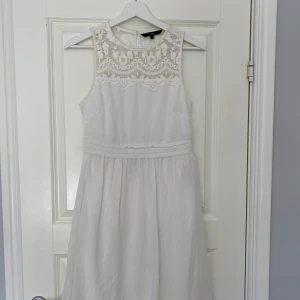 Vit klänning - Säljer min supersöta vita klänning från vero moda. Älskar den verkligen men tyvärr blivit lite för kort för mig. Stl XS men hade passat en S oxå. Endast använd 3 gånger. Nypris ca 500. Mitt pris 250 plus frakt vid postning.