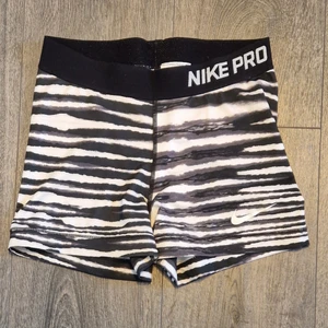Nike Pro-shorts - Välanvända, men inga större defekter. Är i storlek S, men skulle säga mer XS då de är väldigt tighta. Säljes för 50 kr plus frakt.