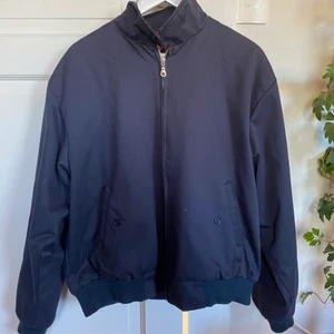 Jacka - Mörkblå jacka från harrington, köpt på vintagebutik. Den är i strl L men sitter snyggt oversized på mig som är en s 