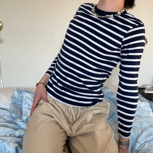Märkblå vit randig långärmad 2000-tal  - Den mest tidlösa mörkblå och vit randiga långärmade än någonsin! 🫐 En tröja som denna passar med allt! Jeans, bruna byxor, kostymbyxor, en t-shirt över, som den är - you namn it! ;) Barnstorlek 146/152 så jag skulle säga S! :)