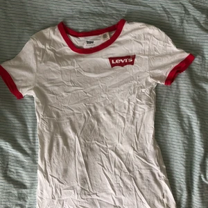 Levis t-shirt - Vit T-shirt från Levi’s. Storlek XXS. 
