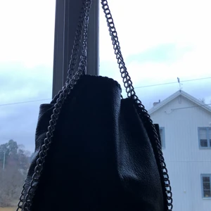 Väska - Väska för 200kr + frakt buda i annonsen eller privat hör av er om ni har någon fråga!💕