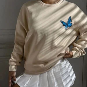  Sweatshirt  - Säljer denna supersnygga sweatshirt från Shein🦋💙 Använd 2 ggr så den är helt som ny och nyskick!💓 Strl: M men passar en S lika bra då.
